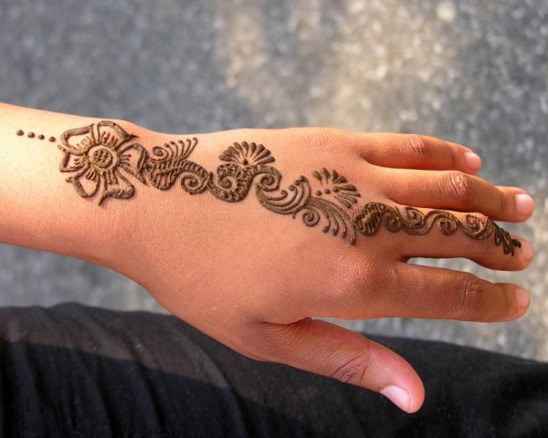 Тату хной на запястье