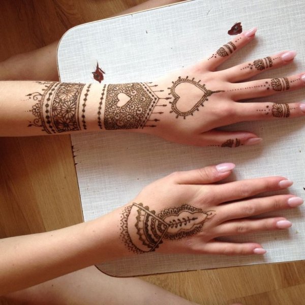 Мехенди коричневой хной