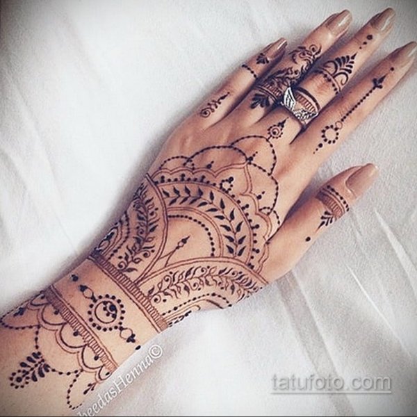 Мехенди на кисти руки