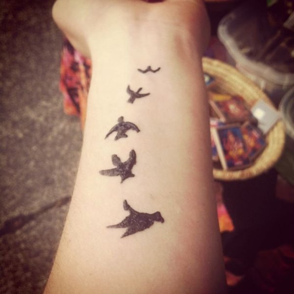 Птица хной на руке