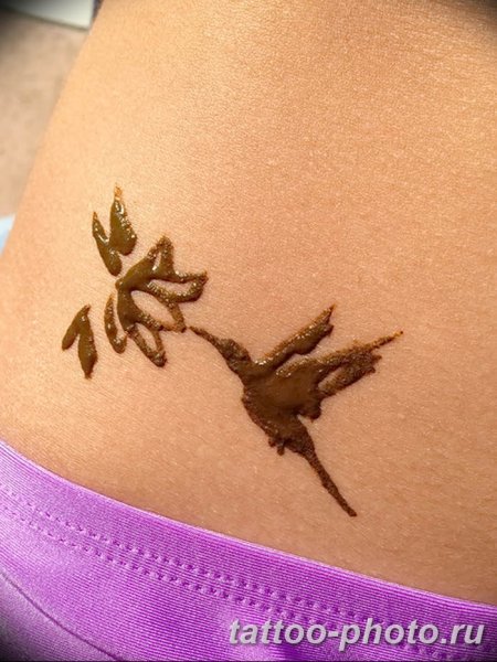 Мехенди на руке птицы