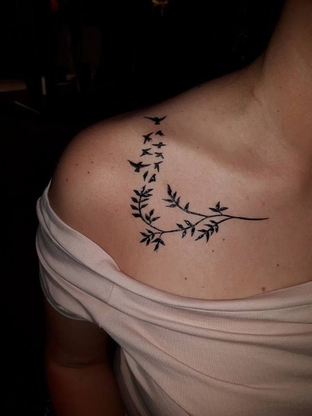 Татуировка хной птицы