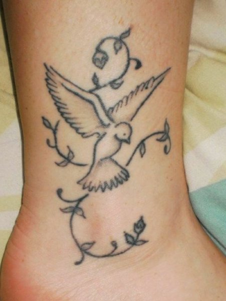 Тату голубь на запястье