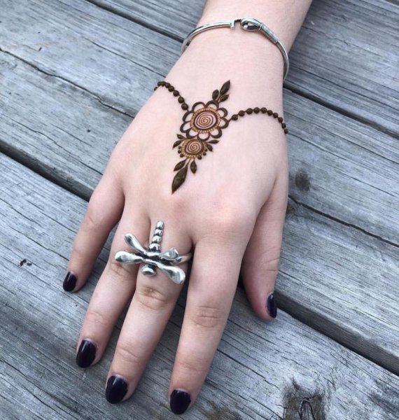 Браслет хной на руке