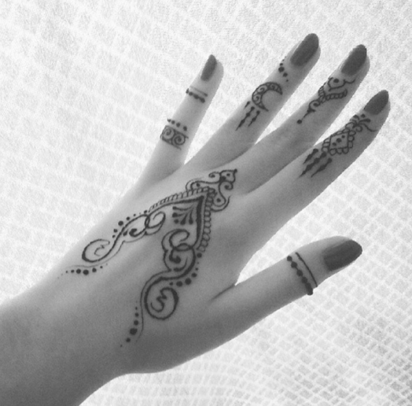 Мехенди на руке ручкой