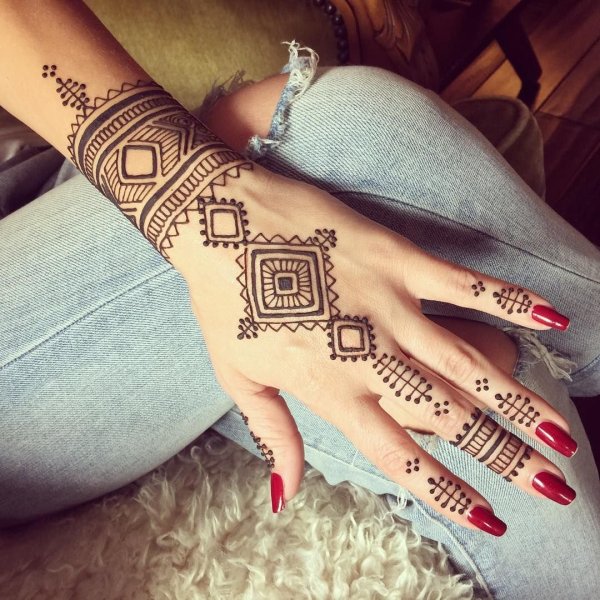 Геометрический узор хной