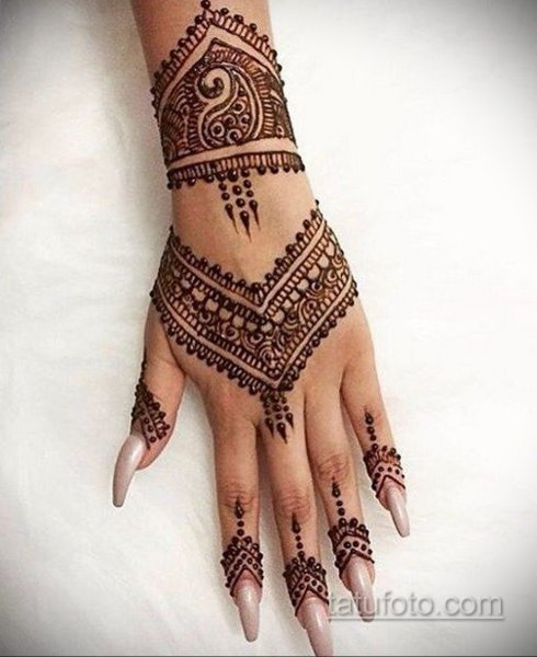 Тату в стиле мехенди на руке