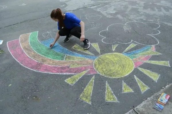 Рисование мелками на асфальте
