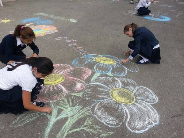 Рисунки из мелков на асфальте