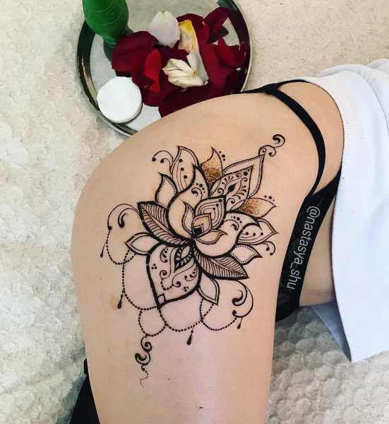 Тату хной на бедре