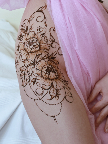 Узоры хной на бедре