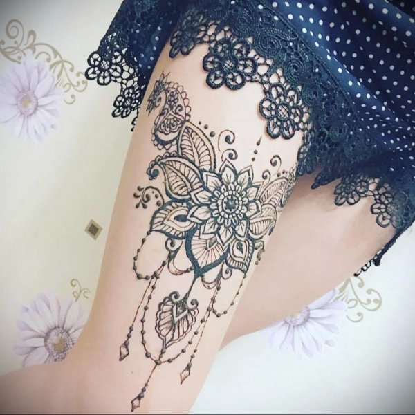 Тату мехенди на бедре