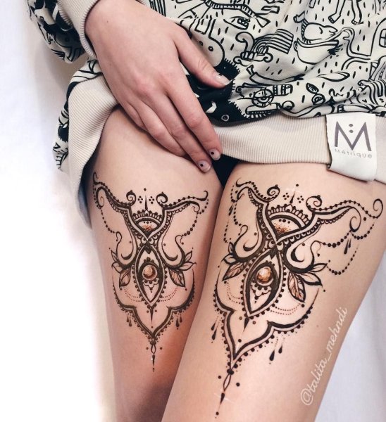 Тату хной на бедре
