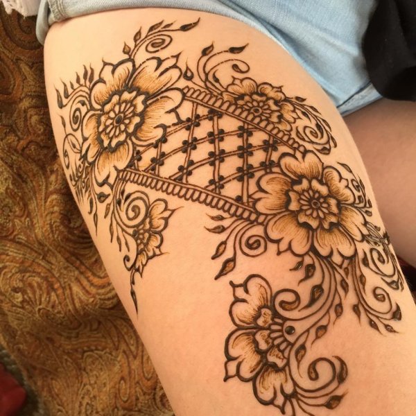 Мехенди на бедре