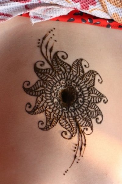 Мехенди вокруг пупка