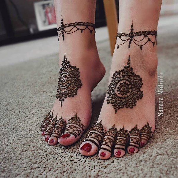Узоры хной на ноге