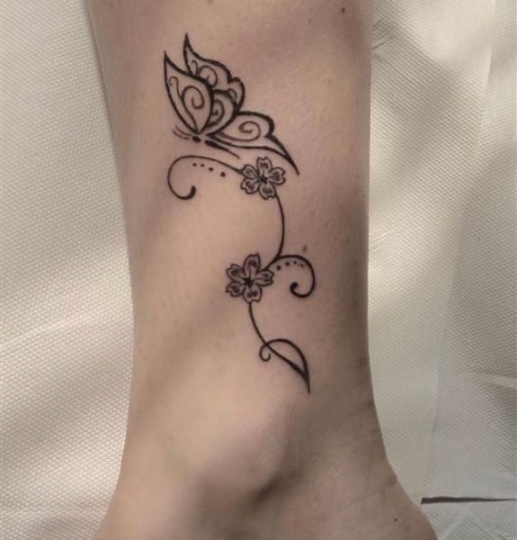 Маленькое тату хной на щиколотке