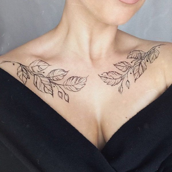 Тату узор на ключице