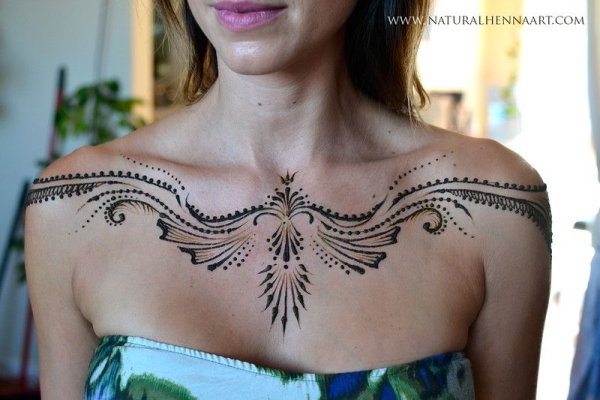 Мехенди на ключице