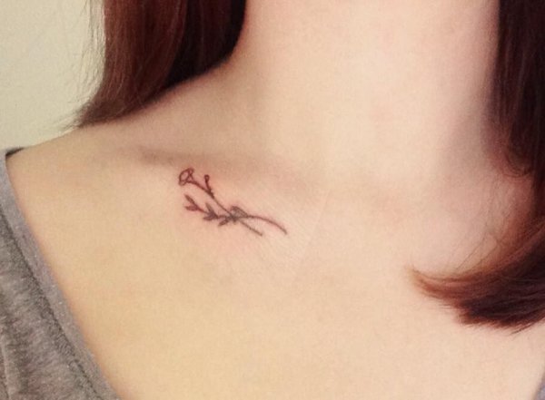 Тату хной на ключице