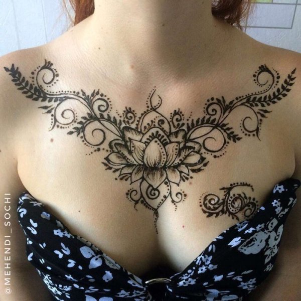 Тату узор на ключице