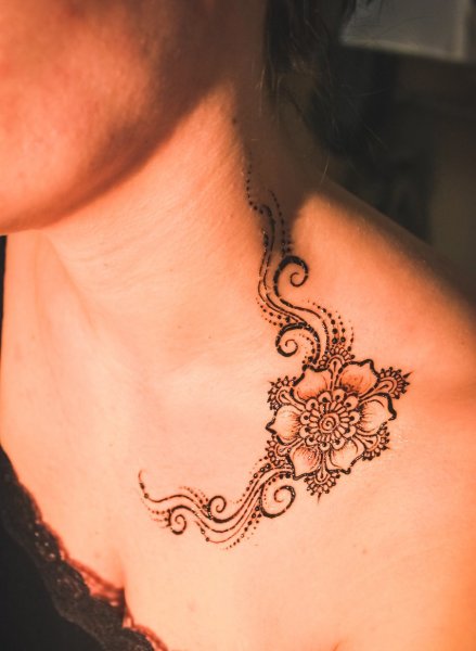 Тату хной на шее