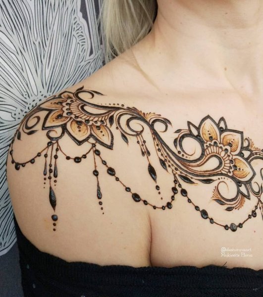 Мехенди на плече