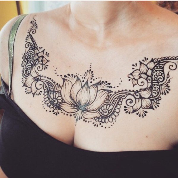 Тату хной на груди