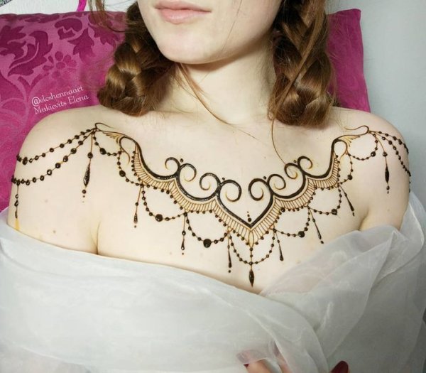 Мехенди на декольте