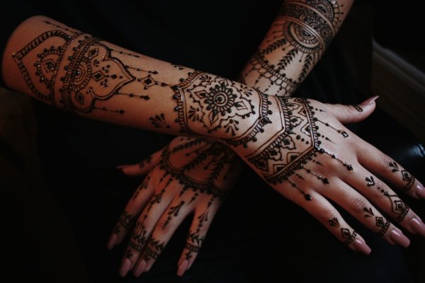 Мехенди на руке женские