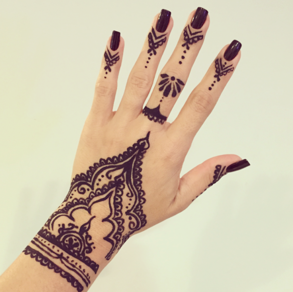 Лёгкое мехенди на руке