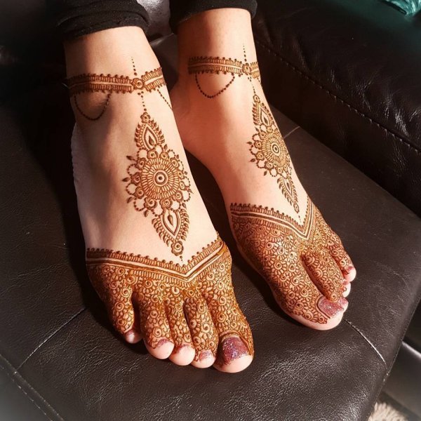 Мехенди на руках и ногах