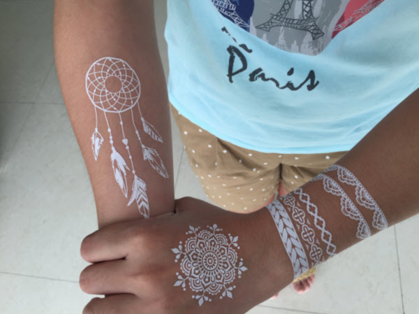 Белое мехенди на ноге