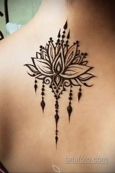 Лотос мехенди на спине