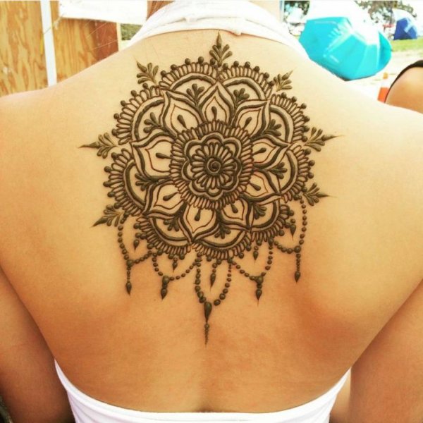 Тату хной на спине