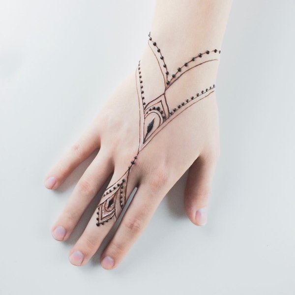 Браслет хной на руке