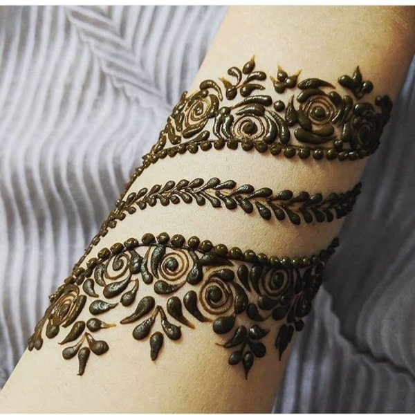 Узоры хной на ноге