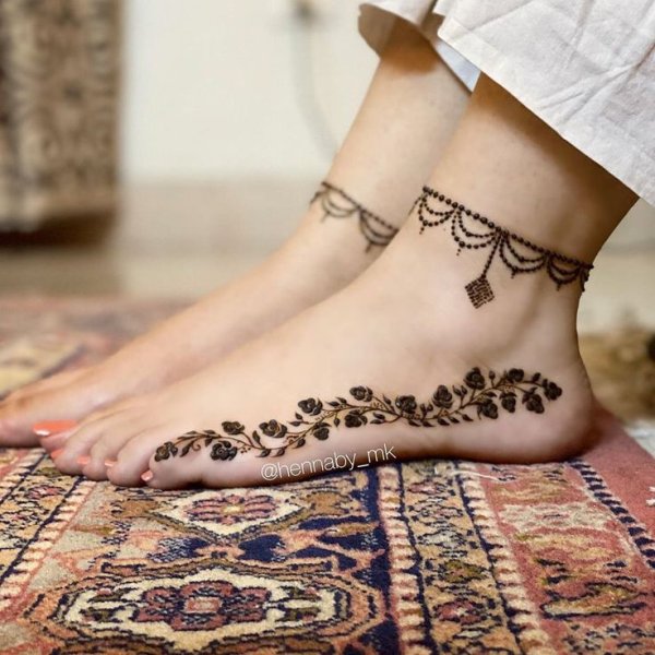 Браслет хной на руке