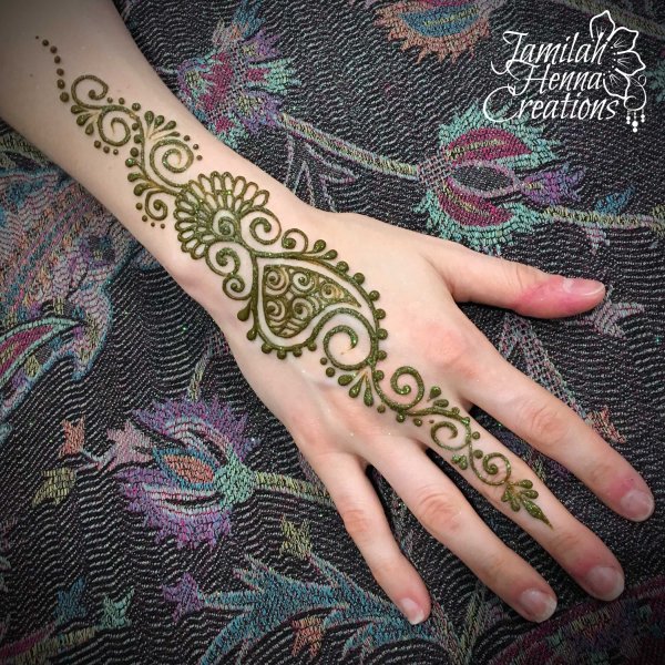 Зелёная хна на руках