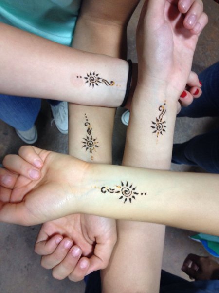 Тату хной на руке парные