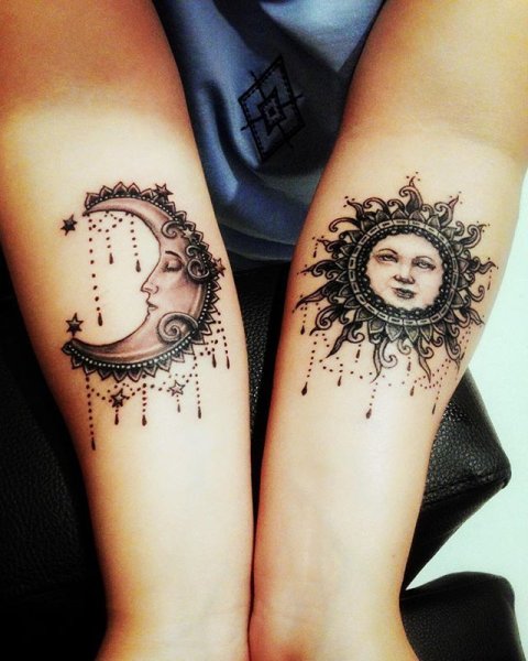 Тату солнце и Луна на запястье