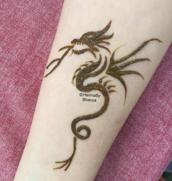 Мехенди дракон на руке