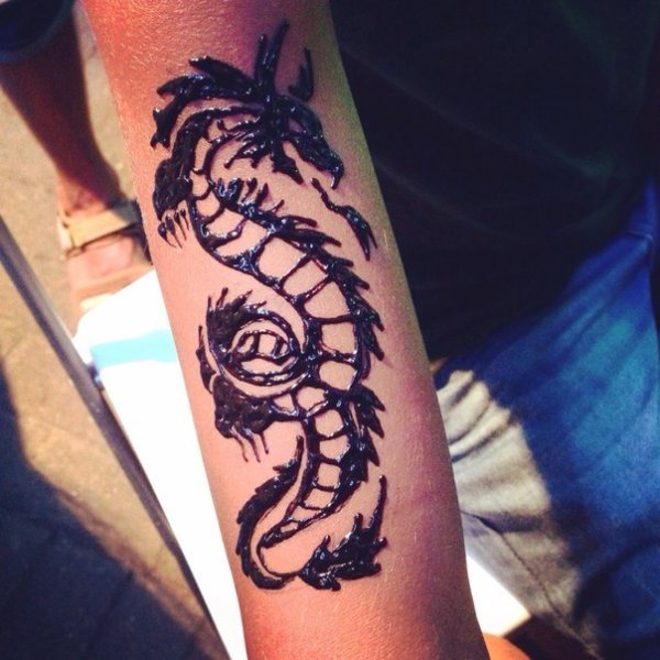Дракон хной на руке