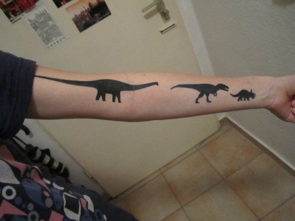 Тату хной динозавр