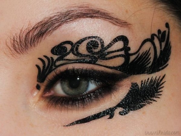 Узоры хной на лице