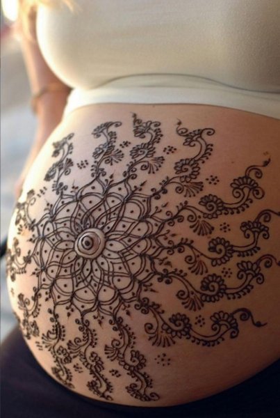 Мехенди на животе