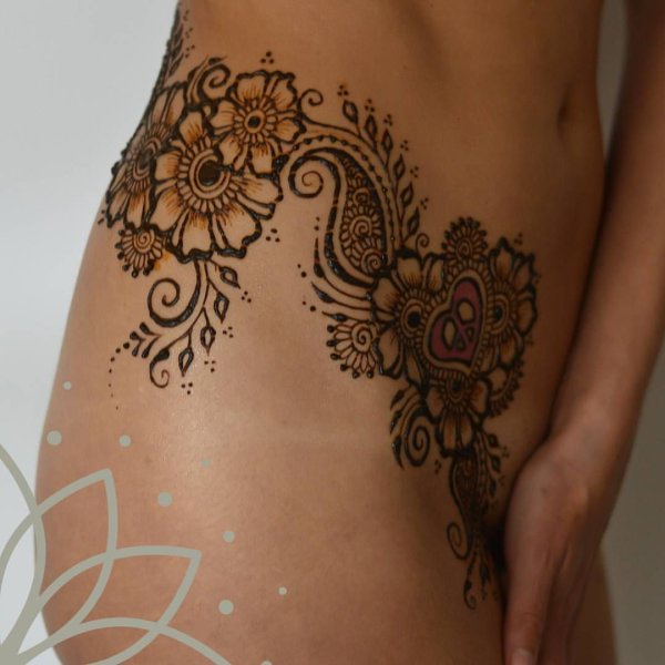Тату мехенди на животе