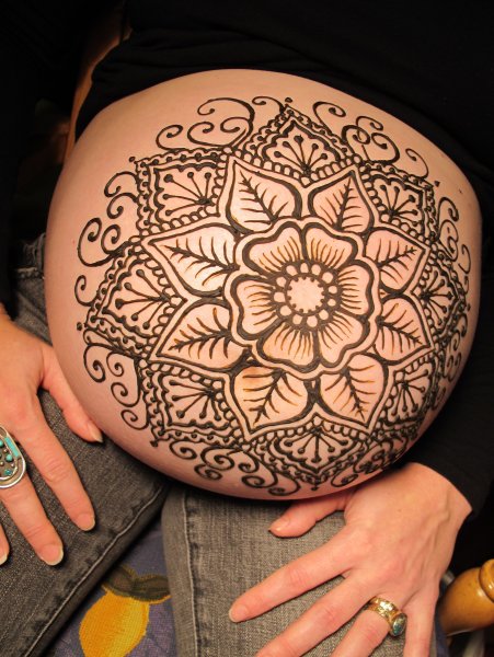 Мехенди на животе