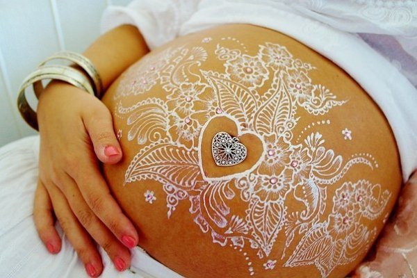 Мехенди беременный живот