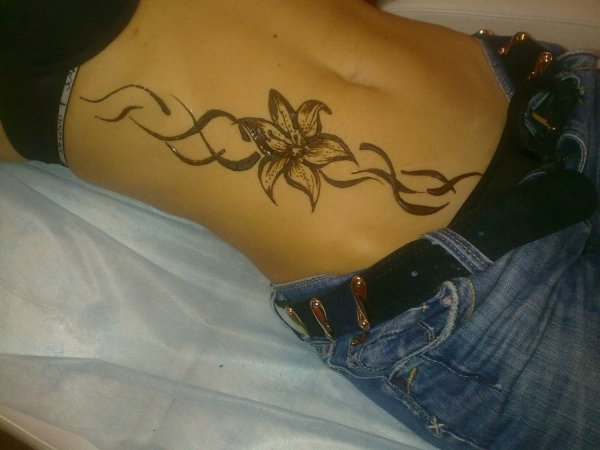 Тату роспись на животе
